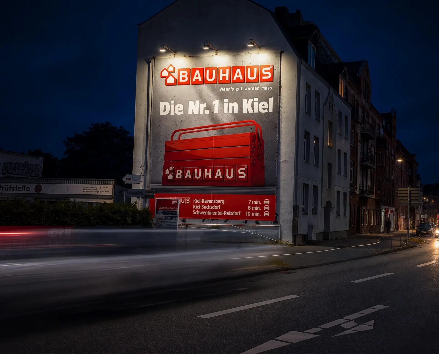 Bauhaus Giantposter Kampagne Kiel bei Nacht – beleuchtete Giebelwerbung