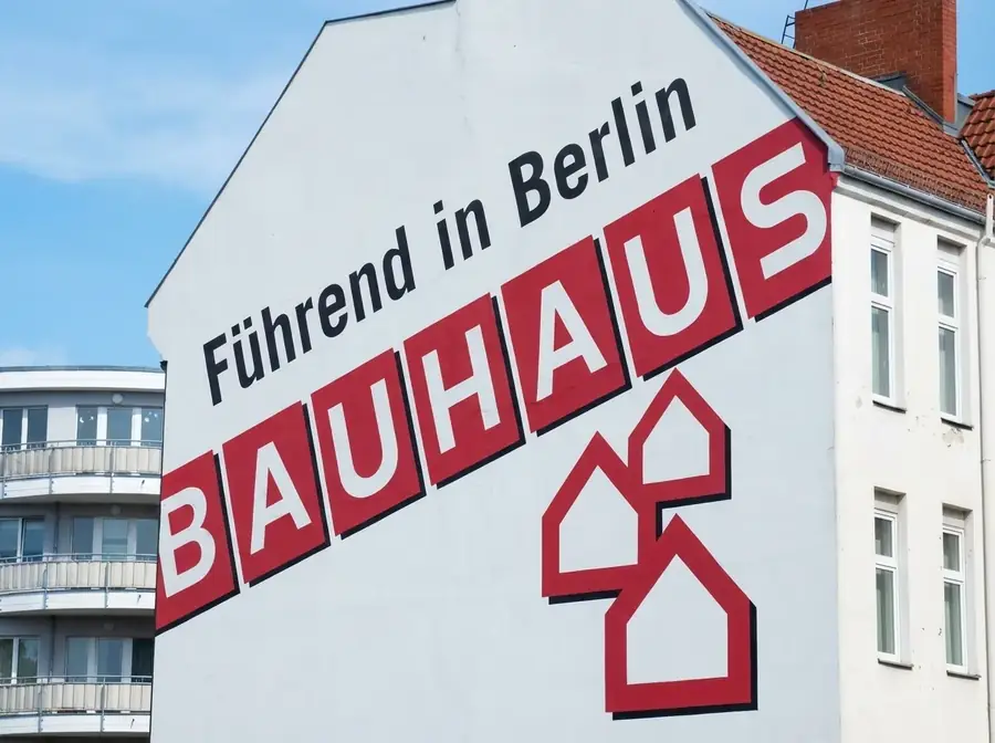 Bauhaus Giebelwerbung Berlin